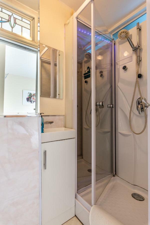 Little Brighton Beach Apartments - Also Separate Spa Cabin And Watersports Εξωτερικό φωτογραφία